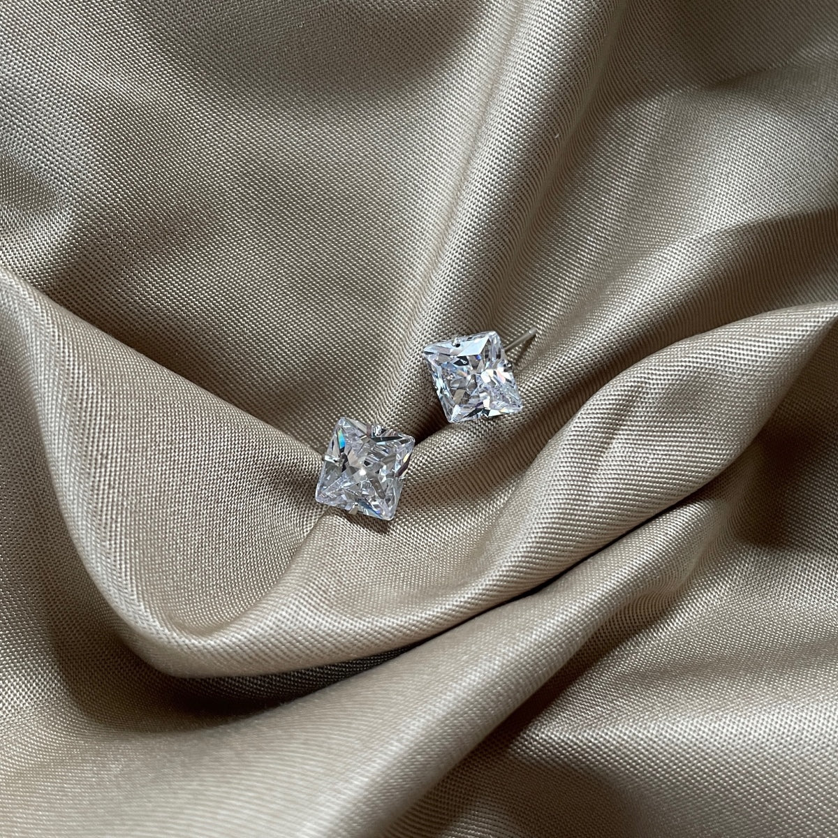 [BASLOVE]Stylish Shiny Square Center Stone Stud Earrings