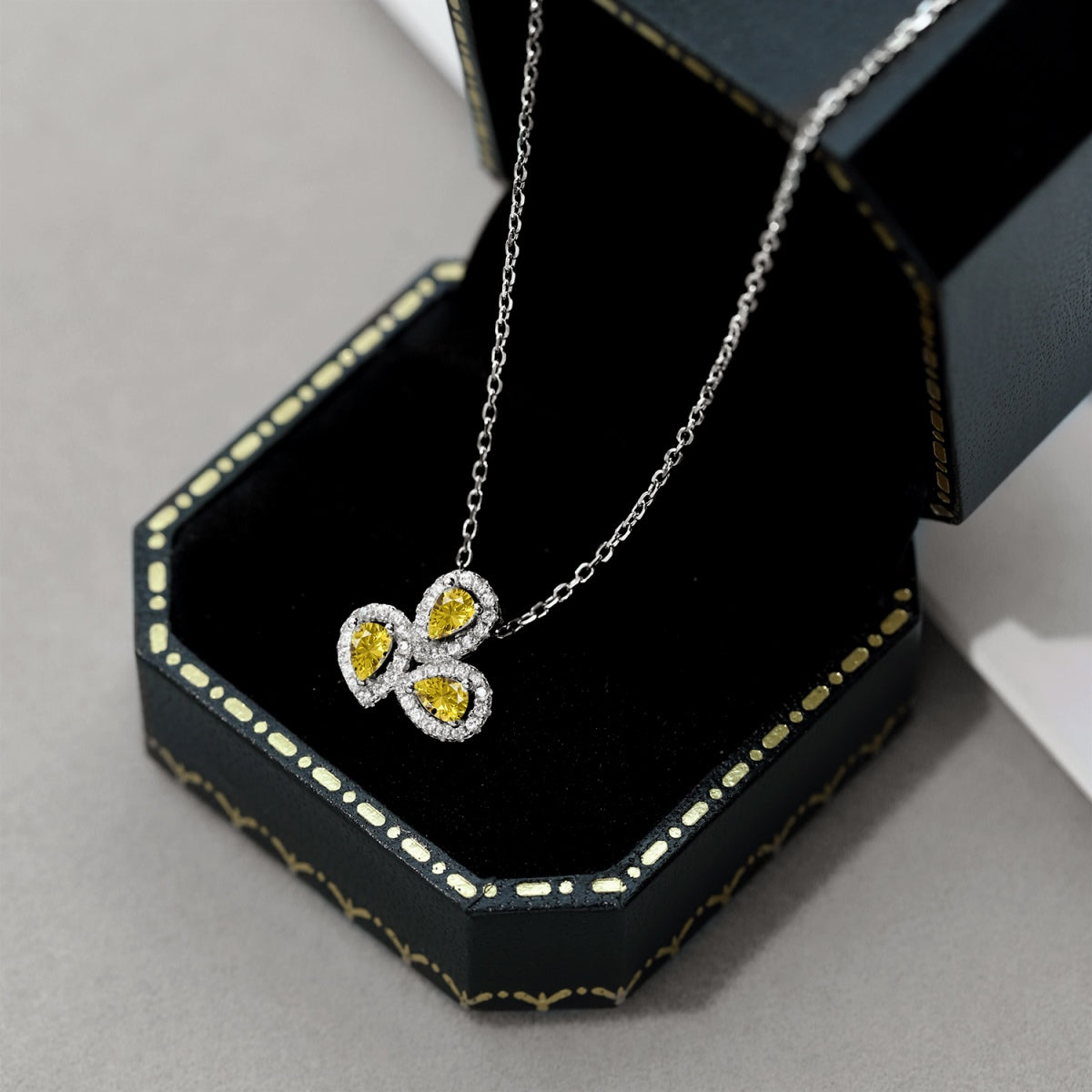 [BASLOVE]Elegant Flower Shape Pear Cut Necklace