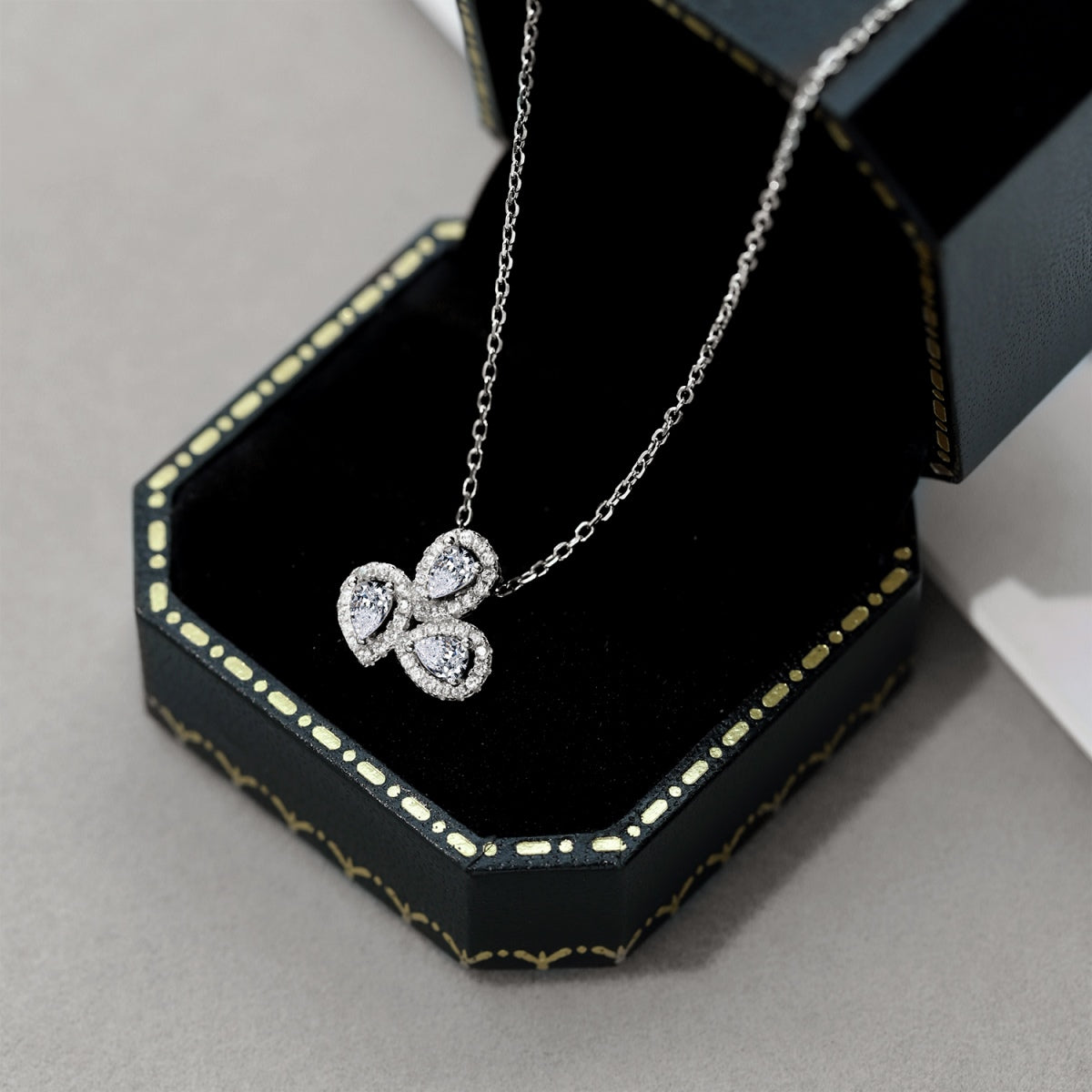 [BASLOVE]Elegant Flower Shape Pear Cut Necklace