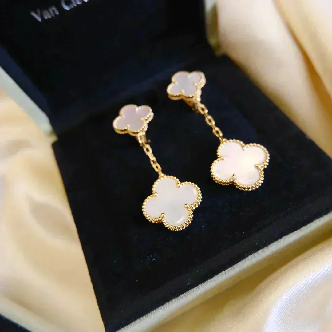 [basloveJW]CLOVER 2 MOTIF WHITE MOP EARRINGS