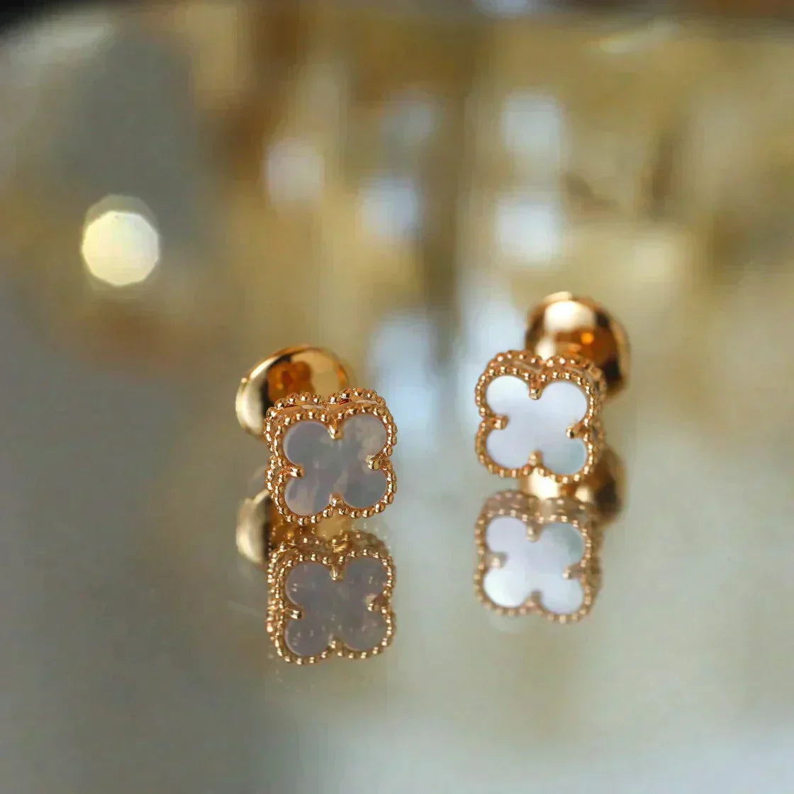 [basloveJW]CLOVER MINI 9.5MM WHITE MOP EARRINGS