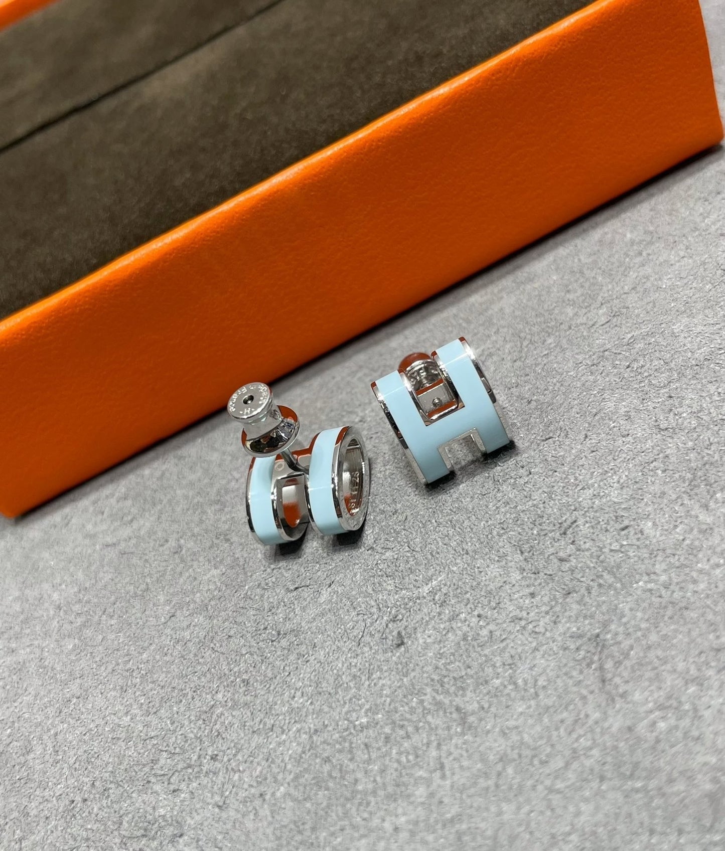 [Basjewels]POP H SKY BLUE STUD EARRINGS