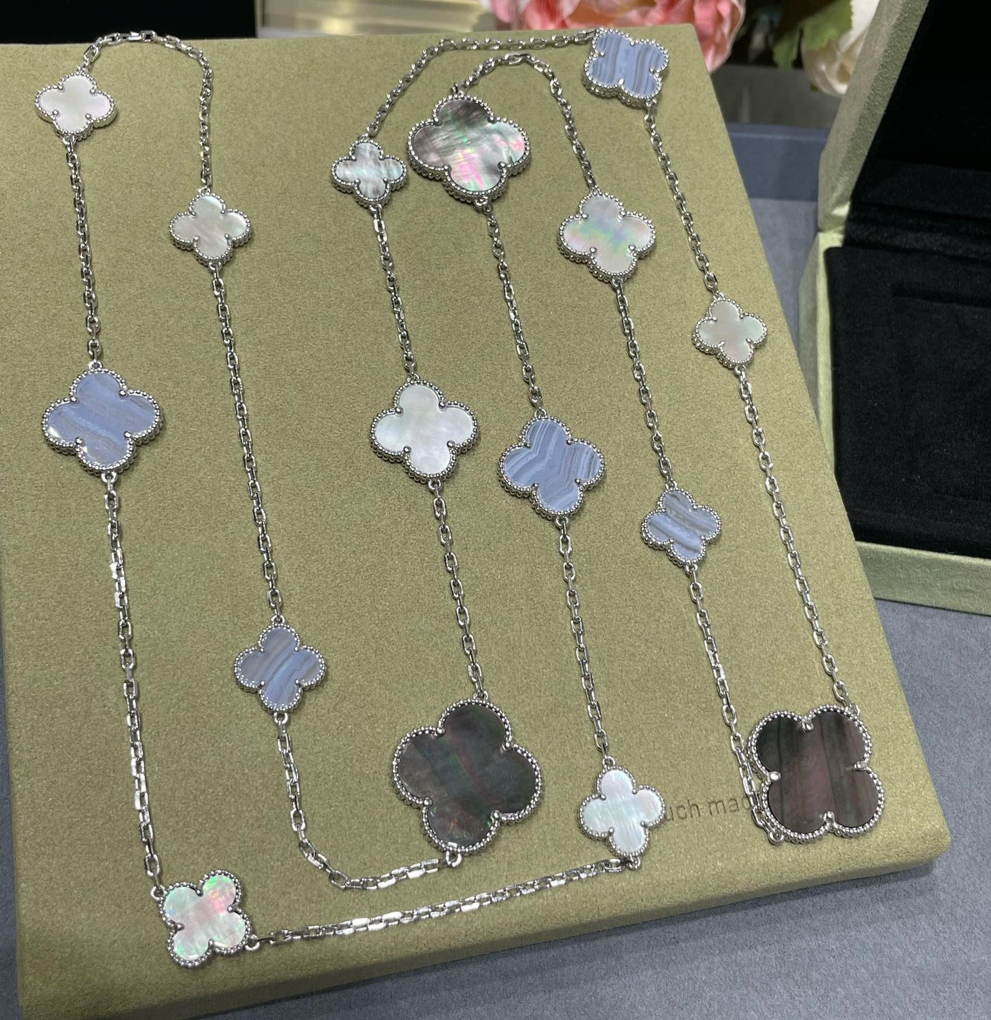 [basloveJW]CLOVER 16 MOTIF CHALCEDONY MOP SILVER NECKLACE