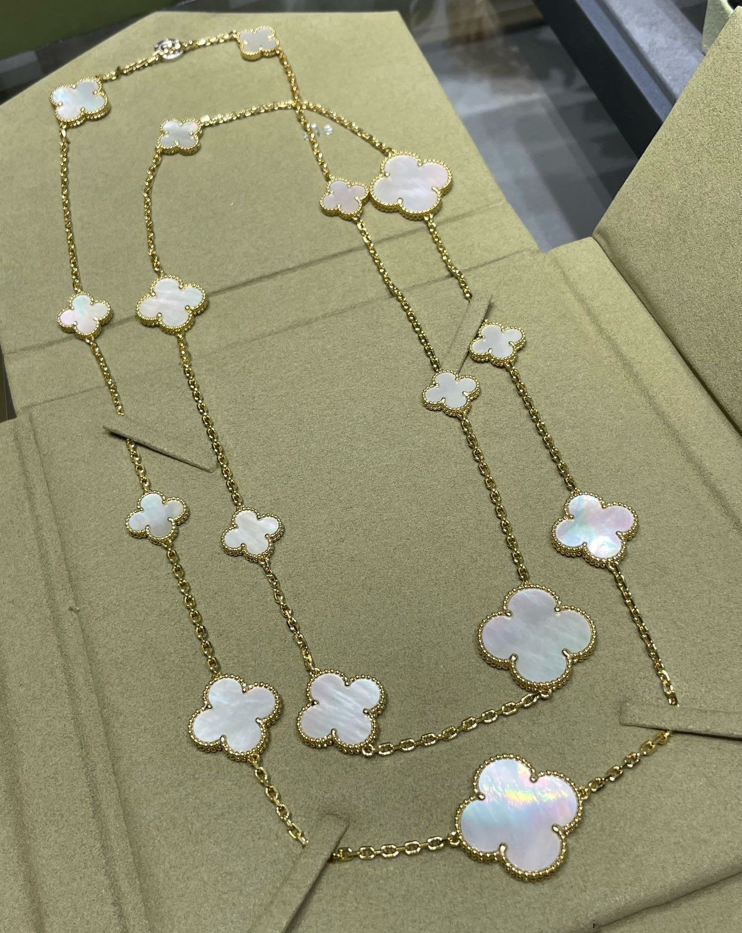 [basloveJW]CLOVER 16 MOTIF WHITE MOP GOLD NECKLACE