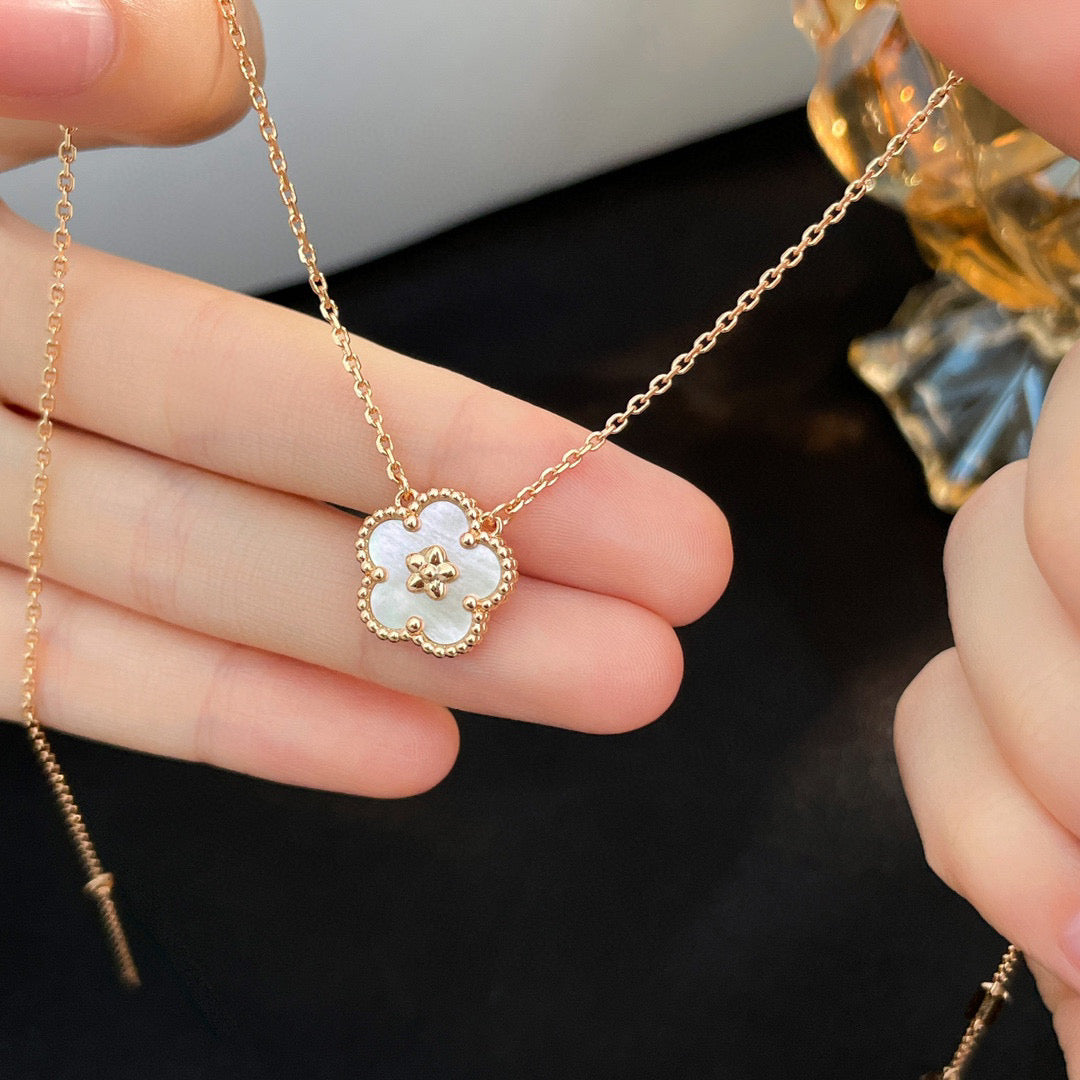 [basloveJW]LUCKY  WHITE MOP  PLUM BLOSSOM NECKLACE