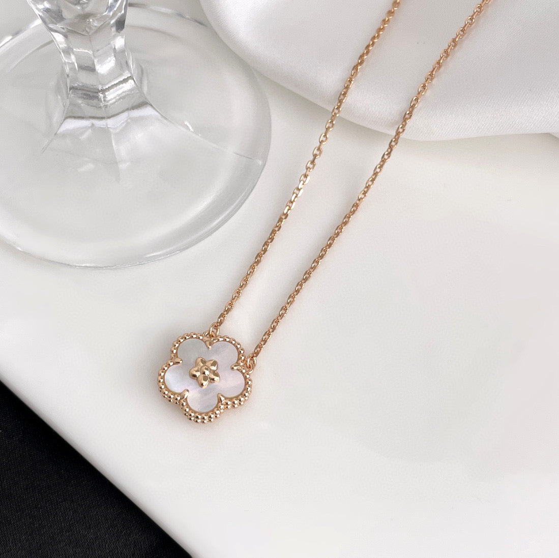 [basloveJW]LUCKY  WHITE MOP  PLUM BLOSSOM NECKLACE