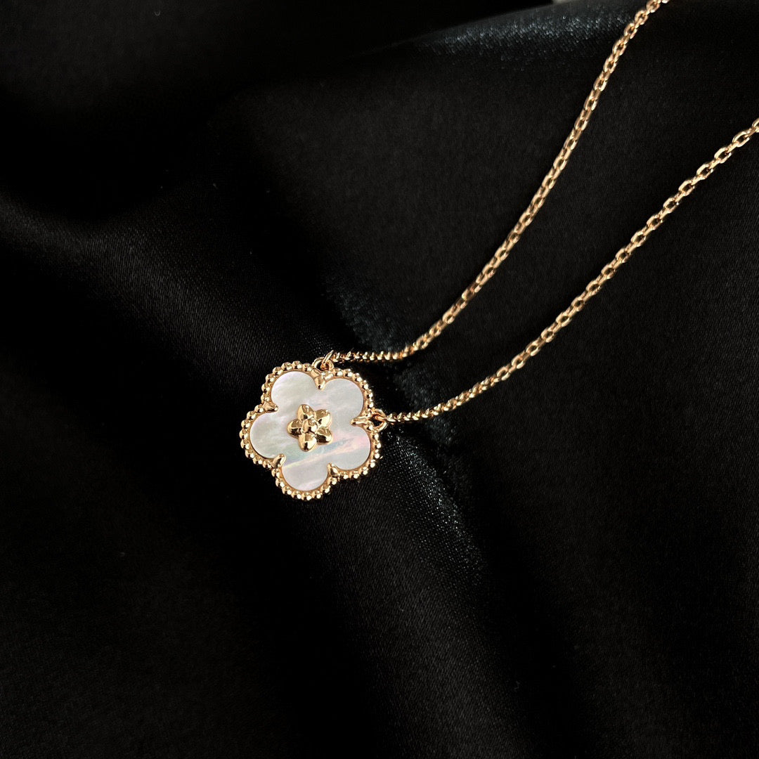 [basloveJW]LUCKY  WHITE MOP  PLUM BLOSSOM NECKLACE