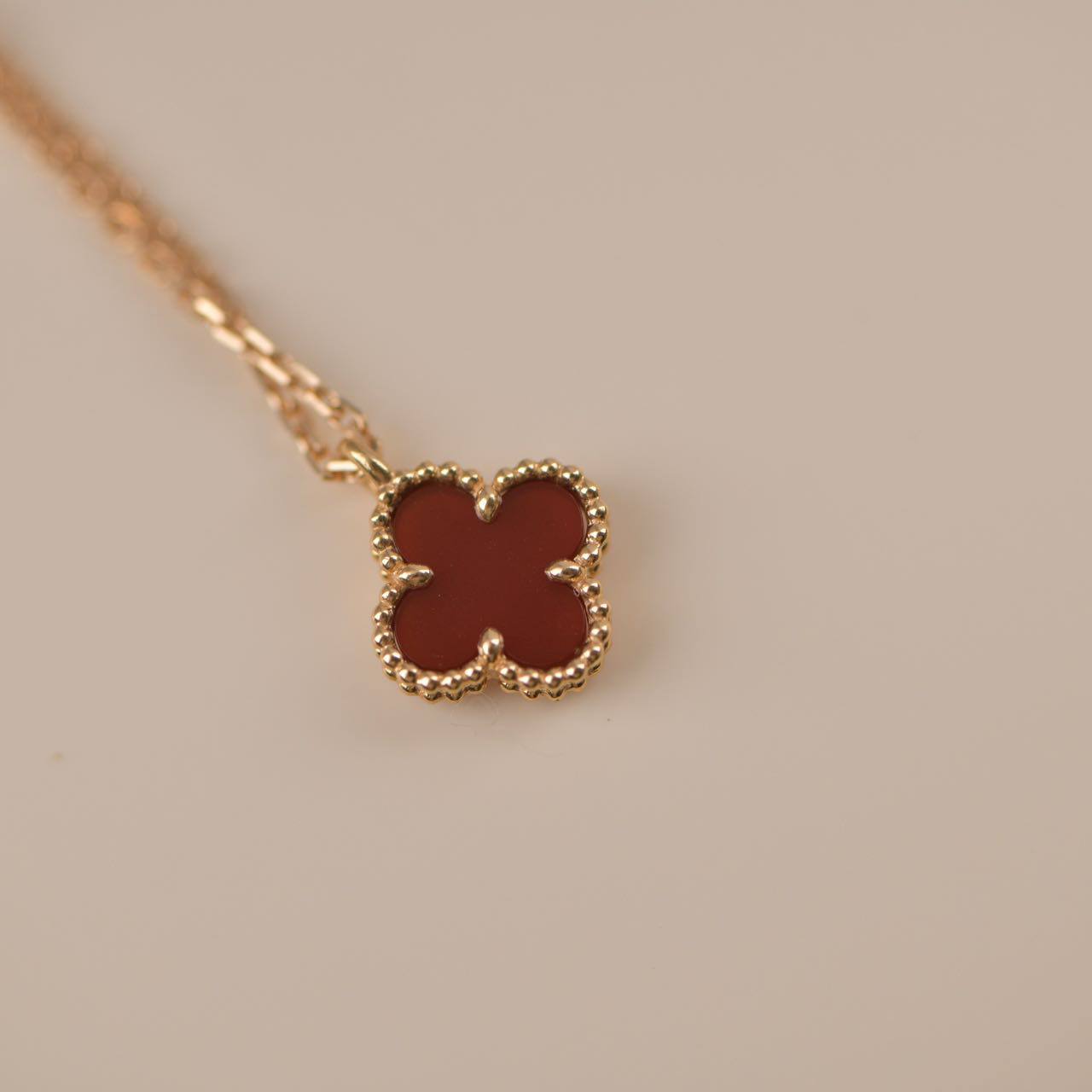 [basloveJW]CLOVER MINI 9.5MM WHITE CARNELIANS NECKLACE