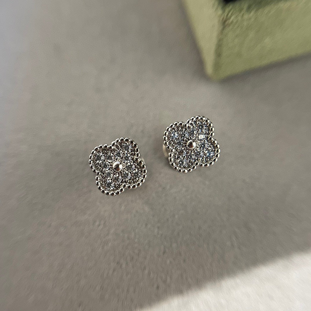 [basloveJW]CLOVER MINI DIAMOND STUD EARRINGS